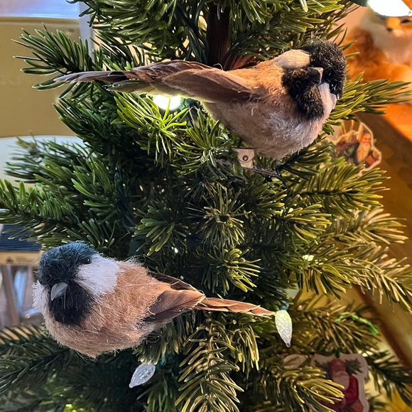 Pair of clip on chickadees Christmas winter - Picture 1 of 5